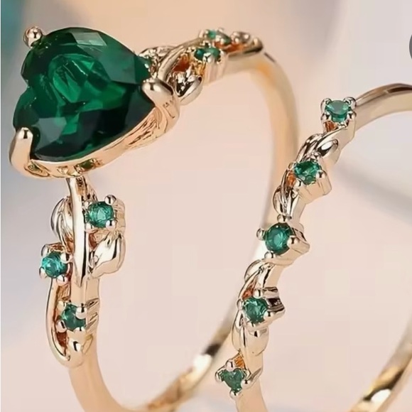 Irsh engagement & wedding band set Gold and Green Synthetic Emerald Heart Ring - Picture 1 of 7